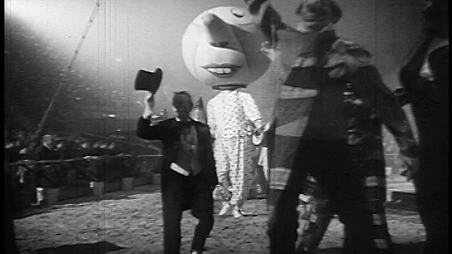 1955年小丑们在马戏团帐篷中列队走过摄像机视频下载