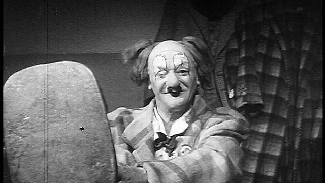 1955年小丑对着镜头微笑，他的头发直立在马戏团里视频下载