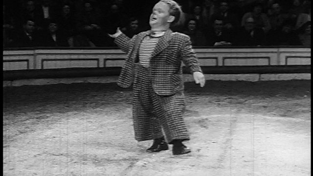 1955年PAN侏儒小丑在地板上跳屁股/站起来+脱下帽子/马戏团视频素材