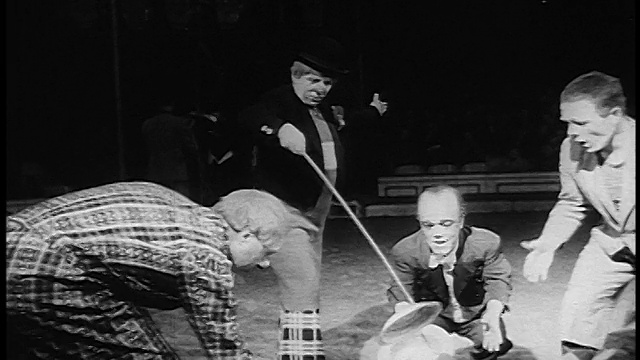 1955年小丑在木棍上旋转盘子，其他小丑试图抓住它，如果它掉在马戏团视频素材