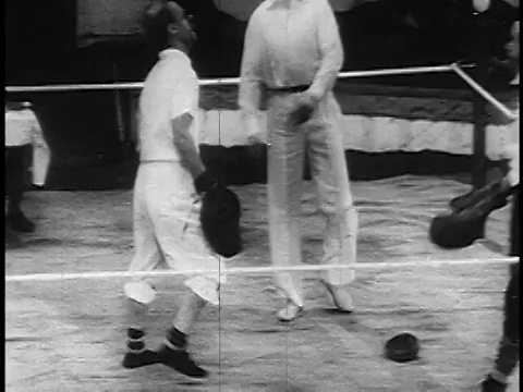 1955年两个小丑互相拳击+裁判/一个小丑击倒了另一个/马戏团视频下载