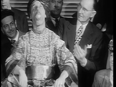 1946年魔术师在头巾+服装拉手帕+鸡蛋从嘴里视频下载