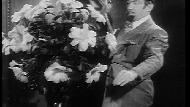 1946年魔术师在西装拔管大花束展示视频下载