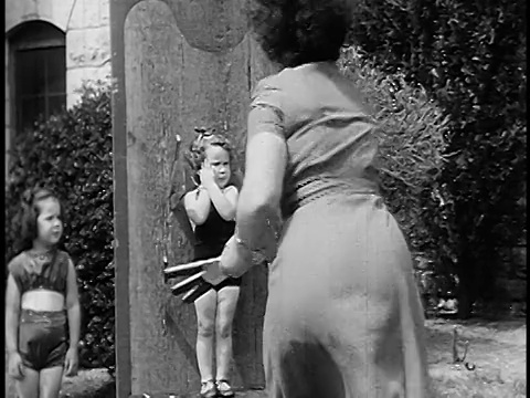1955年后视图女子向站在舷外的小女孩投掷刀子视频下载