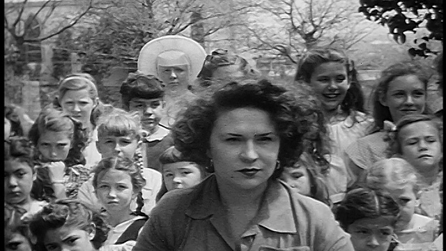 1955年的B/W特写:一个女人在户外扔刀子/一群女孩在后面观看视频下载