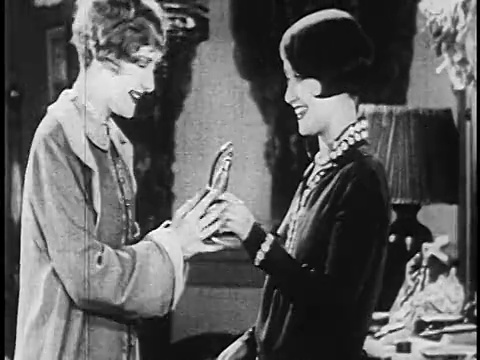 1925年一个荡妇把香水瓶送给第二个荡妇，她把香水瓶喷在自己身上视频下载