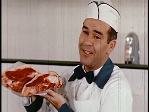 1950年，屠夫举着牛排+和屏幕外的人说话视频下载