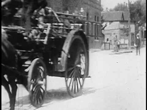 1920年代，三辆马拉的消防车驶出消防站+疾驰而去/纽约布鲁克林视频下载