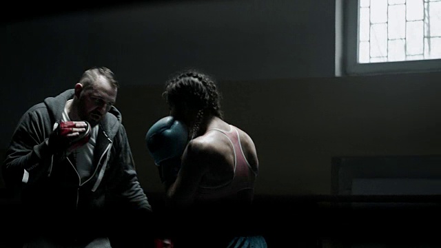 女性拳击手垫训练课程与教练视频素材