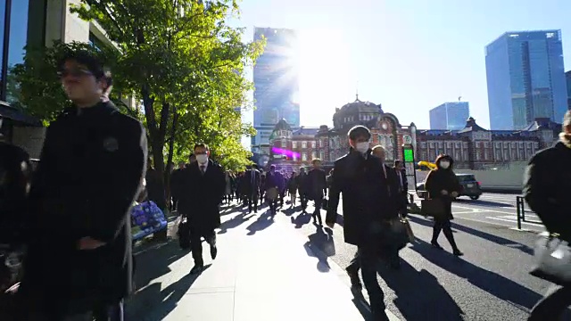 镜头对准早晨通勤的人群。通勤者从东京站前往丸之内商业区。视频下载