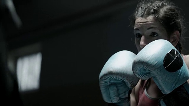 女性拳击手垫训练课程与教练视频下载