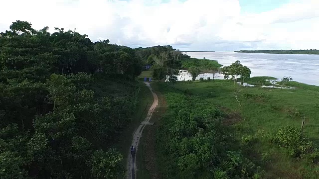 秘鲁伊基托斯，亚马逊河，骑自行车的人视频下载