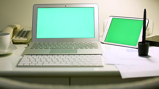 多利笔记本电脑和数码平板电脑绿色屏幕，4k(超高清)视频素材