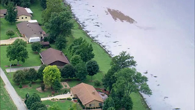 垂钓小屋在白河-鸟瞰图-阿肯色州，巴克斯特县，美国视频下载