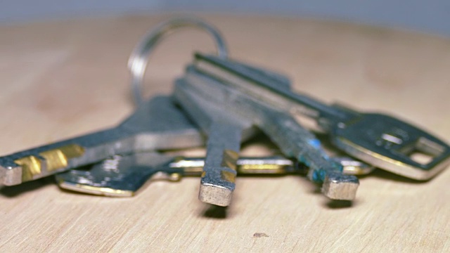 家里的钥匙放在木地板上视频下载