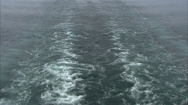 这是一艘渡轮沿着挪威海岸线行驶时所留下的痕迹。视频素材