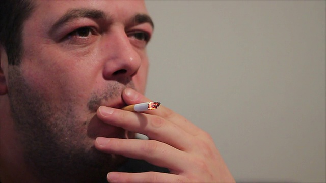 男人吸烟cigaretts视频素材
