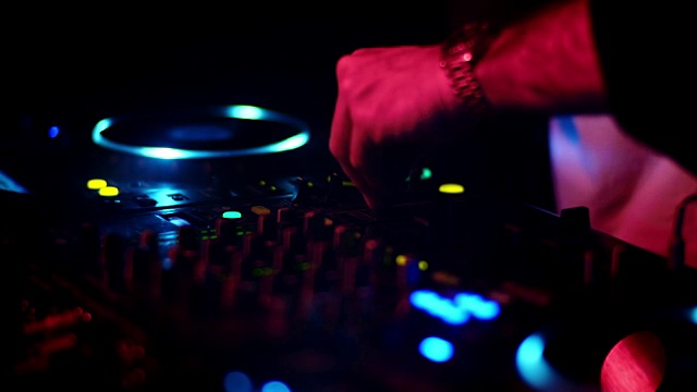 DJ混音在俱乐部特写。视频素材