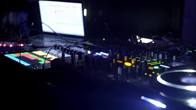在俱乐部里做音乐的DJ视频素材