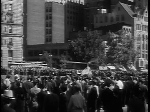 1936年的B/W低角度倾斜，PAN旋翼飞机降落在华盛顿特区的宾夕法尼亚大街上，人群围观视频素材