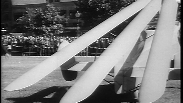 1936年，商人将旋翼叶片固定到autogiro /华盛顿特区的尾部视频素材
