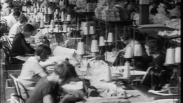 20世纪20年代，女工们在缝纫机旁的工作台上工作视频下载
