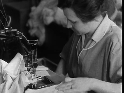 20世纪20年代，女工在工厂缝纫机旁快速工作视频素材