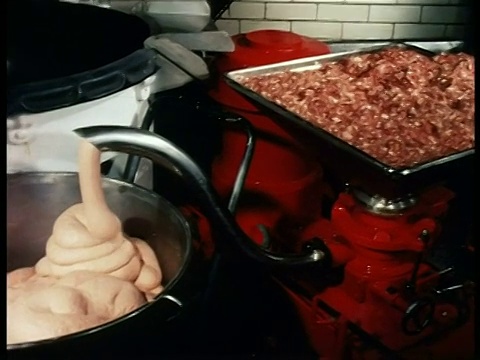 20世纪60年代高角度PAN绞肉产品从绞肉机倒入碗中香肠制作过程视频下载
