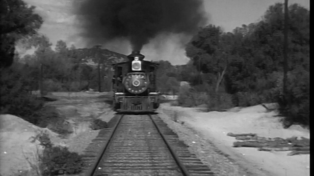 后方视角:19世纪蒸汽火车在乡村向摄像机驶来视频下载