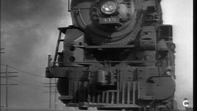 B/W低角度蒸汽列车经过头顶视频下载