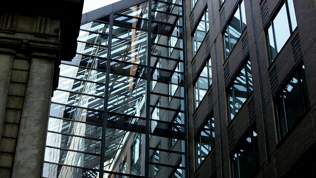 蒙特利尔的摩天大楼在窗户上倒影视频素材