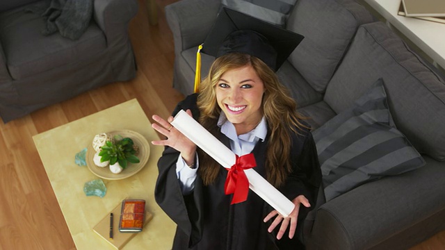 女大学毕业生拿着文凭，微笑着视频下载