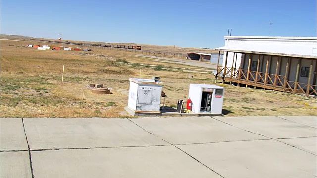 在纽卡斯尔机场的油泵上降落-鸟瞰图-怀俄明州，韦斯顿县，美国视频素材