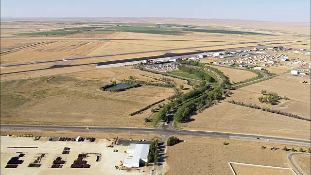降落在卡斯珀机场-鸟瞰图-怀俄明州，纳特罗纳县，美国视频素材