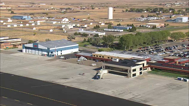 降落在卡斯帕机场-鸟瞰图-怀俄明州，纳特罗纳县，美国视频素材