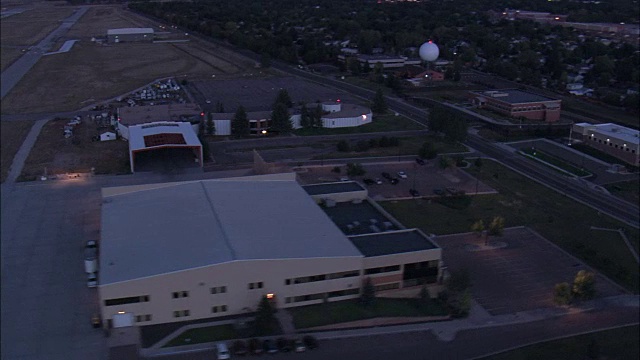 黄昏降落在夏延机场-鸟瞰图-怀俄明州，拉勒米县，美国视频素材
