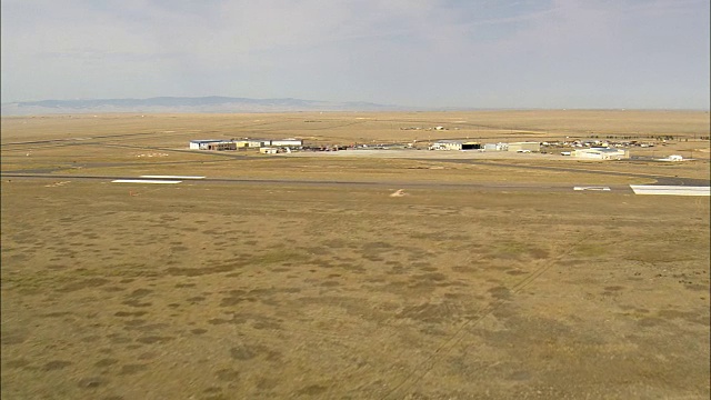 降落在拉勒米机场-鸟瞰图-怀俄明州，奥尔巴尼县，美国视频素材