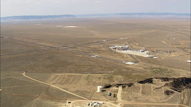 降落在拉勒米机场-鸟瞰图-怀俄明州，奥尔巴尼县，美国视频素材