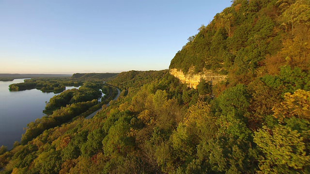 WS鸟瞰图沿山坡的密西西比河与岩石表面暴露/威斯康星州，美国视频素材