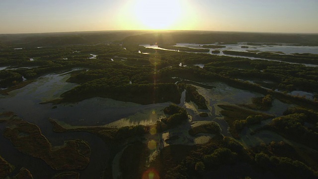 美国威斯康辛州上密西西比鱼类和野生动物保护区上空日落的WS鸟瞰图视频素材