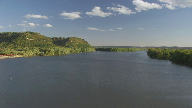 WS航拍TU低空俯瞰密西西比河/威斯康辛州，美国视频素材