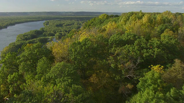 WS鸟瞰图低过树木密西西比河和高速公路35 /威斯康星州，美国视频素材