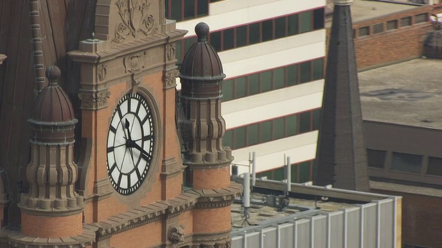 CU空中拍摄的市政厅钟塔细节/密尔沃基，威斯康星州，美国视频素材