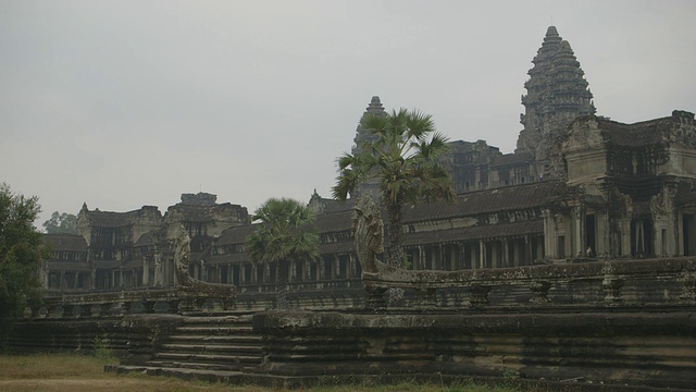 柬埔寨吴哥窟庙宇建筑群的长镜头。视频下载