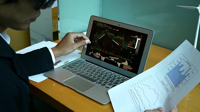 商务人士开发一个商业项目，分析市场数据在笔记本电脑，4K(超高清)视频素材