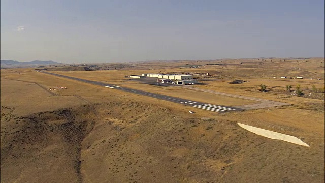 在布法罗机场降落-鸟瞰图-怀俄明州，约翰逊县，美国视频素材