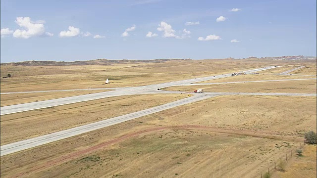 降落在吉列机场-鸟瞰图-怀俄明州，坎贝尔县，美国视频素材