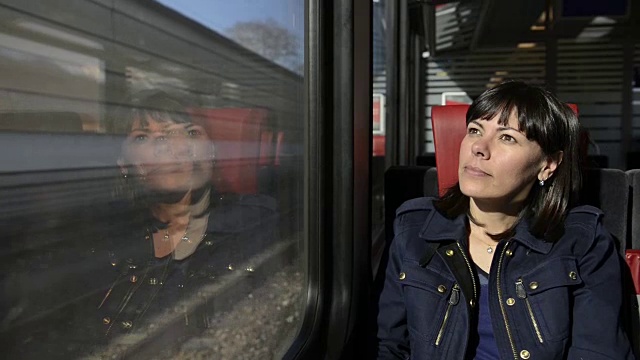 坐火车的女人视频素材