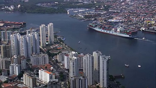 进入桑托斯港的集装箱船-鸟瞰图- São保罗，Guarujá，巴西视频下载