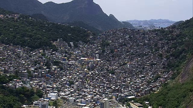 Rocinha Favela -鸟瞰图-巴西里约热内卢视频下载